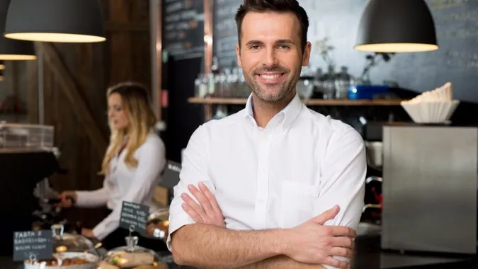 Entrepreneur ouvrant son commerce