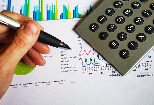 Bureau avec calculatrice et graphique financier
