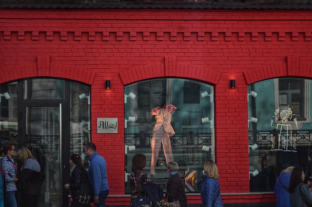 Passants regardant une vitrine de boutique en centre-ville
