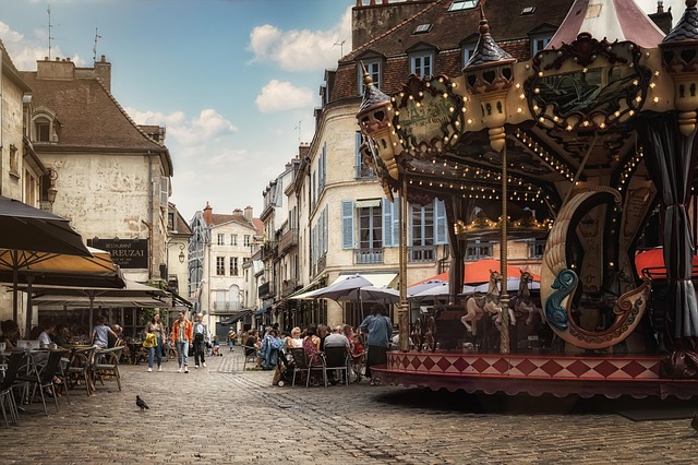 Rue piétonne commerçante animée dans une vieille ville française