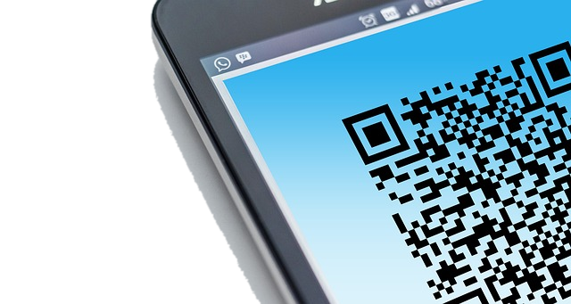 QR code affiché sur un écran mobile près d'une vitrine