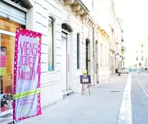 Viens jouer à la maison à  — photo