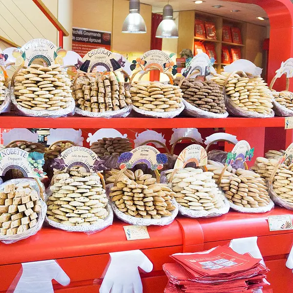 Présentation et organisation de plusieurs produits de la marque Péchés Gourmands au sein du magasin de Nîmes