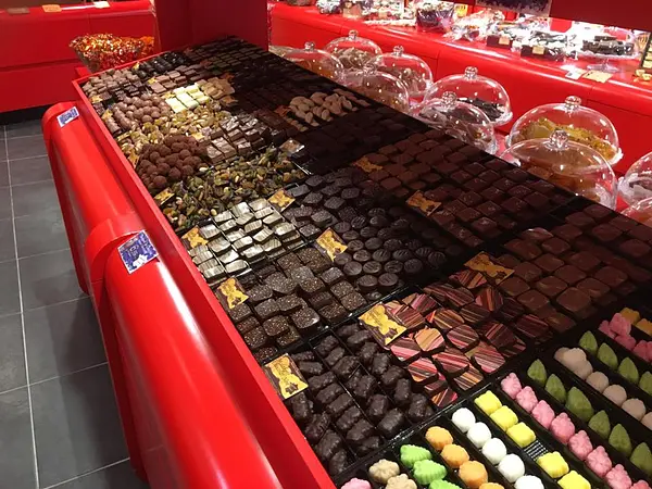 Présentation de quelques chocolats Péchés Gourmands dans une boutique