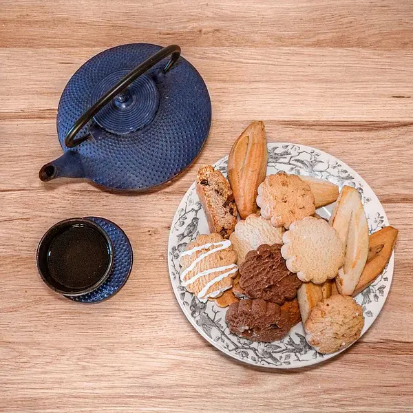 L'heure du thé chez Péchés Gourmands avec quelques spécialités sucrées pour ravir le plaisir des gourmands