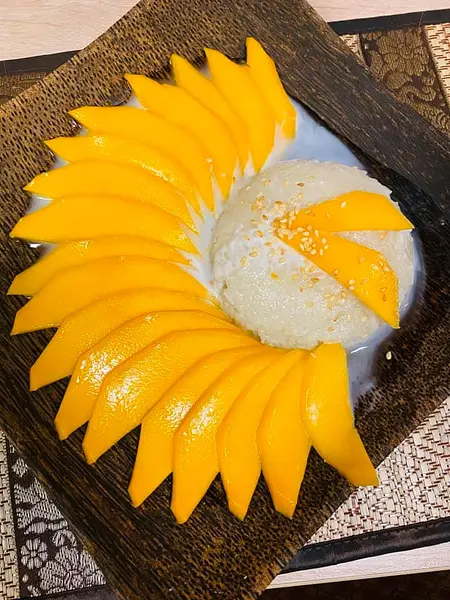 Riz au lait de coco à la mangue fraiche.