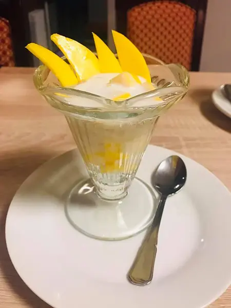 Tapioca au lait de coco et à la mangue.

