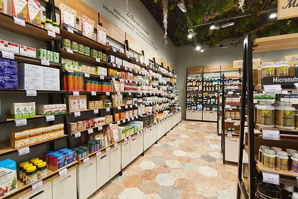 Rayon santé et bien-être du magasin Naturalia situé dans le 15ème arrondissement de Paris