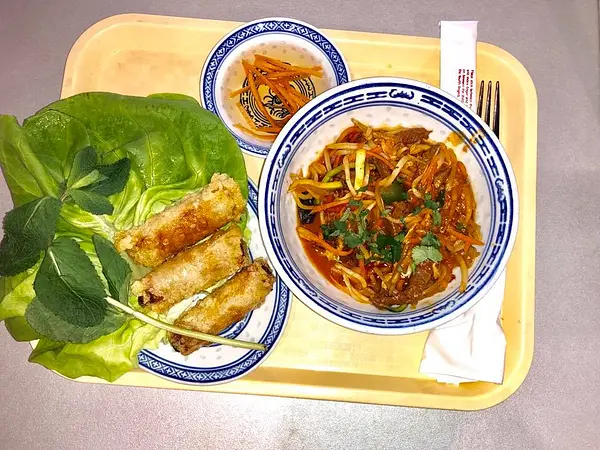 Présentation des plats chez Ônem à Marseille. 
