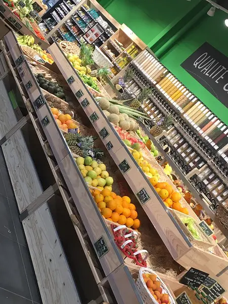 L'intérieur d'un magasin Comptoirs de la bio à Somain. 