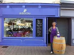 Devanture d'une boutique BiBoViNo à l'identité visuelle remarquable par sa couleur