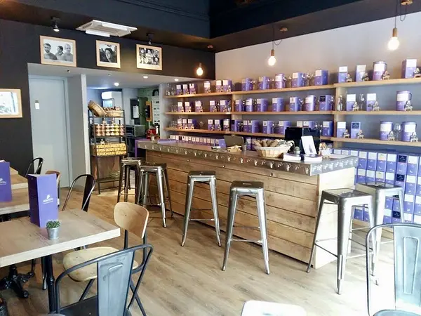 L'intérieur d'une boutique BiBoViNo est un espace chaleureux où professionnels et amateurs peuvent se retrouver 