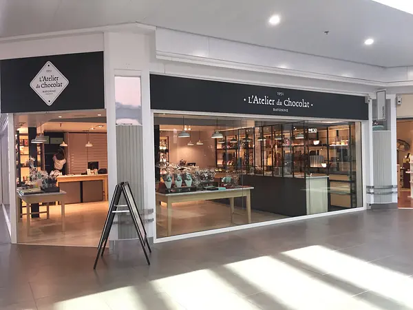 Vitrine d’intérieur et points de vente en centre commercial.