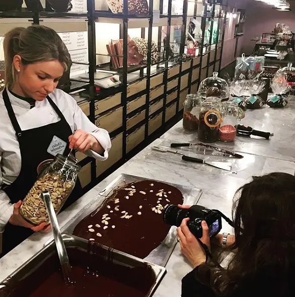 Un atelier de confection de chocolat, un véritable art 