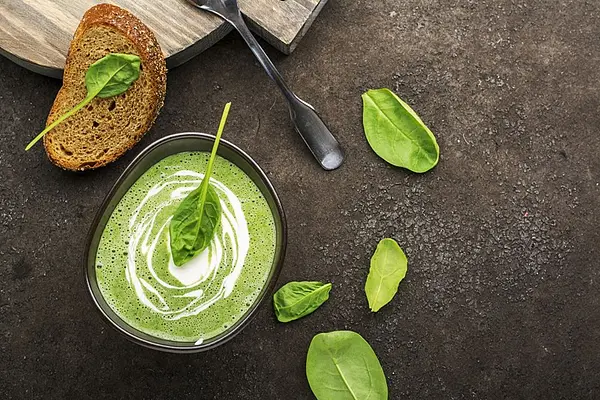 Soupe d'épinards combinées à une touche de lait de coco.