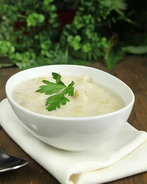 La soupe parmentière : pomme de terre, gruyère, poireaux et cerfeuil frais.