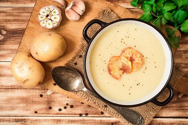 La soupe détox de pommes de terre aux épices.