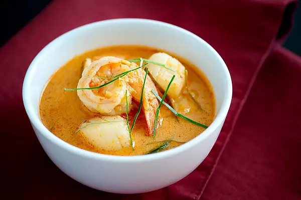 Soupe de fruits de mer, pétoncles, curry et coco.