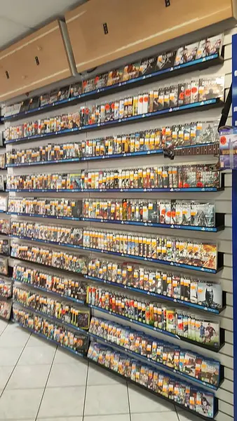 A l'intérieur d'un magasin Maxxi Games. 