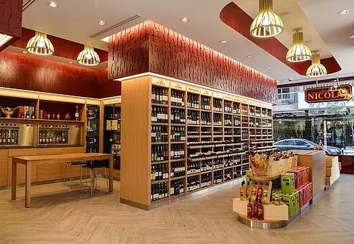 La sélection des références présentées en magasin est un travail méticuleux qui respecte trois mots d'ordre : sélection, contrôle de qualité et traçabilité