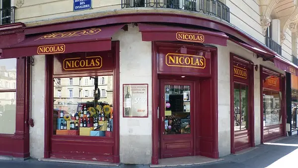 Devanture d'une enseigne Nicolas au coeur de Paris