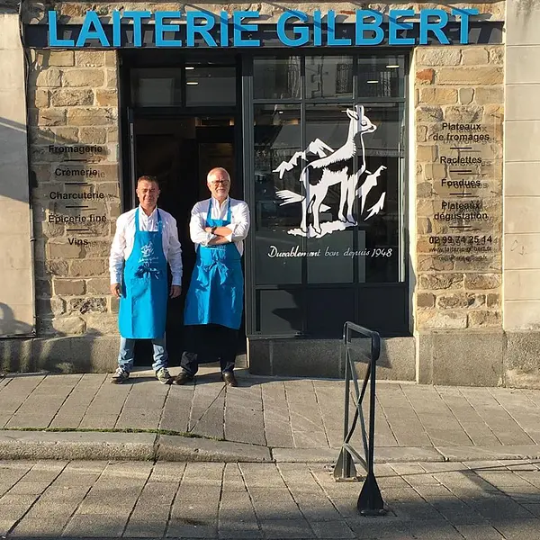Pierrick et Joel deux franchisés Laiterie Gilbert, vous accueille à Vitré.