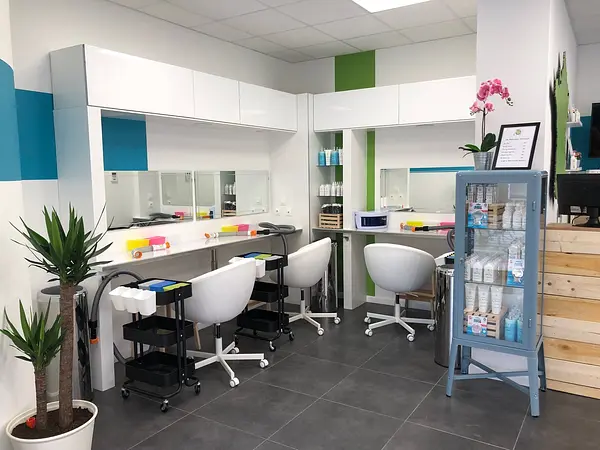Les centres Kids Poux sont aménagés afin de mettre à l’aise le client, équipés de wifi, une salle d’attente confortable et un espace de jeu pour les plus petits.