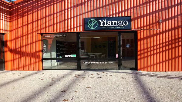 Vitrine du Yiango Store à Albi.