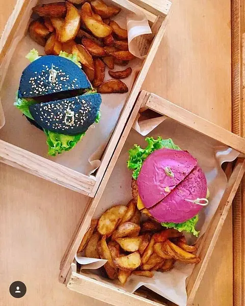Flower Burger propose toute une gamme de burgers vegans colorés.