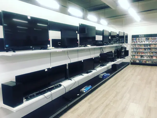 Le rangement des produits dans une boutique Cash Converters, à Créteil. 