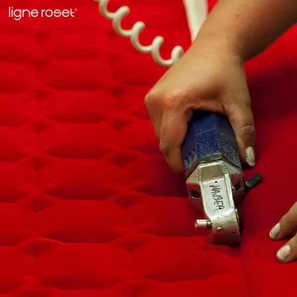 Façonnement d'un canapé Ligne Roset.