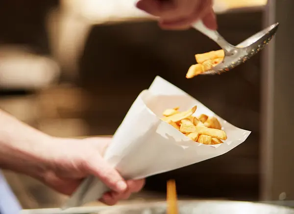 La Frituur propose à ses clients de déguster dans la pure tradition d'authentiques frites belges.