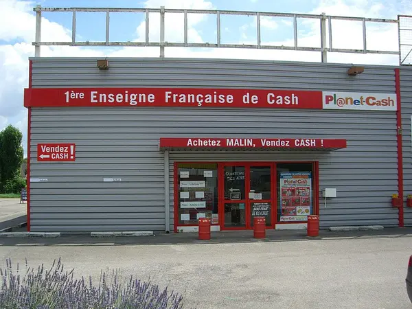 Le grand magasin Planet Cash à Epernay. 