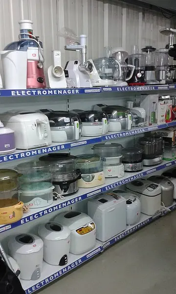 La présentation des produits au rayon Electroménager au magasin Planet Cash à Epernay. 
