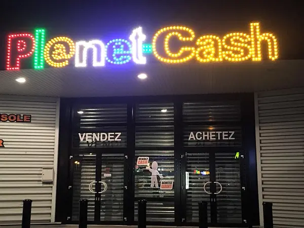 A l'extérieur d'un magasin Planet Cash à Montceau-les-Mines. 