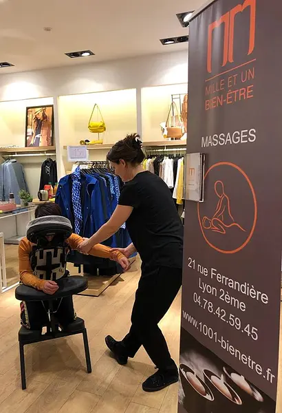 L'équipe Mille et un Bien-Être de Lyon dans une boutique Caroll pour proposer un Amma Assis. 