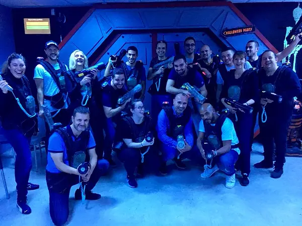 Toute l'équipe de franchisés dans une soirée laserquest.
