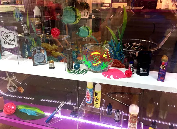 La vitrine d'une boutique Vapostore à LaFayette, Paris. 