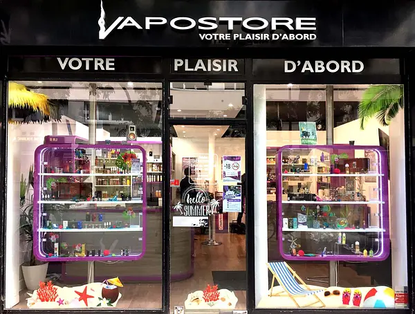 Une nouvelle décoration festive pour la boutique Vapostore LaFayette à Paris. 