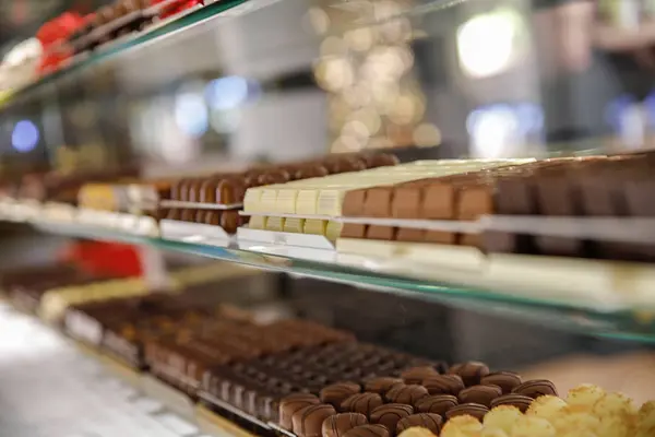 Daskalidès propose des pralines et de la confiserie haut de gamme fabriqués exclusivement à partir de beurre de cacao, sans graisse végétale, sans conservateur ni colorants. 