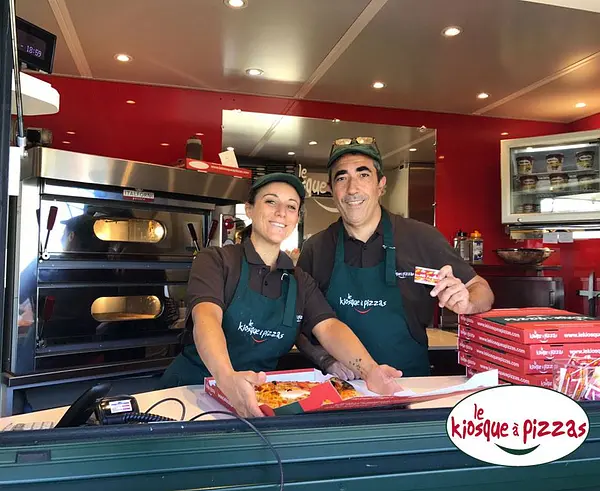 Canelle & Rachid dans leur kiosque de Combs-la-ville.
