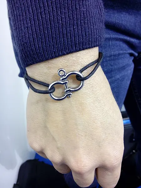 Le Logo AD, la manille, adapté en bracelet.
