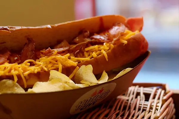 Le Hot Dog Bacon Barbecue au cheddar râpé.