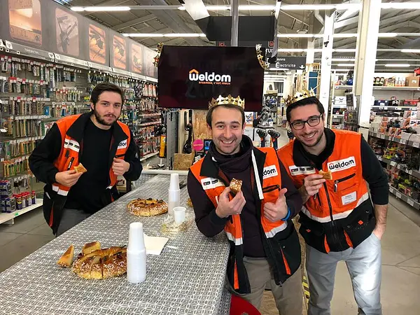 Dégustation de galette dans les magasin Weldom pour créer de la convivialité et une relation de proximité avec les habitués.