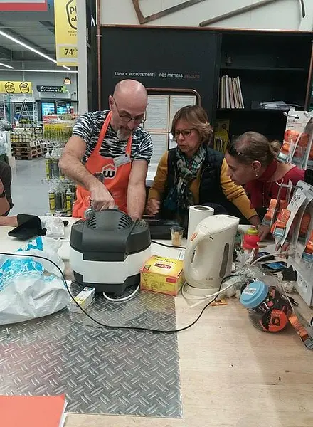 Atelier de réparation "Répare Café" en magasin.
