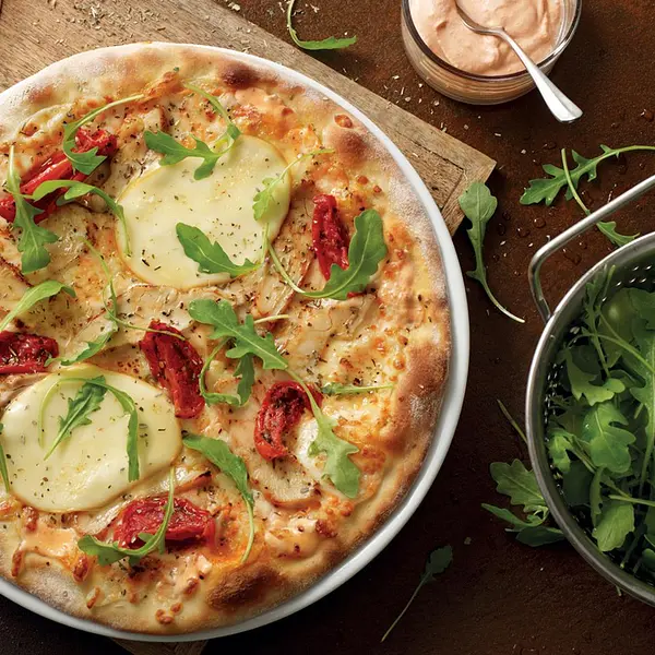 Pizza préparée et cuite à la commande, sur place ou à emporter.