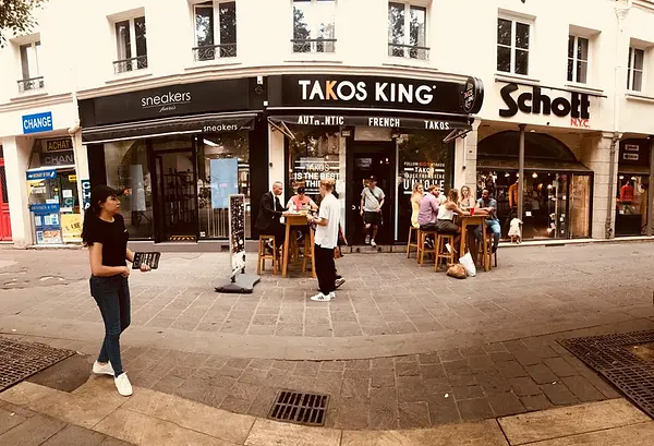 Devant la façade du restaurant Takos King à Châtelet, Paris. 
