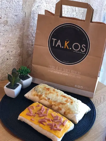 Présentation des tacos de différentes tailles avec le packaging chez Takos King à Châtelet. 