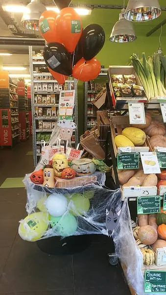 Décoration d'un magasin à l'occasion de la fête d'Halloween