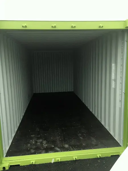 L'intérieur d'un box à YakaRanger, Olonne-Sur-mer. 